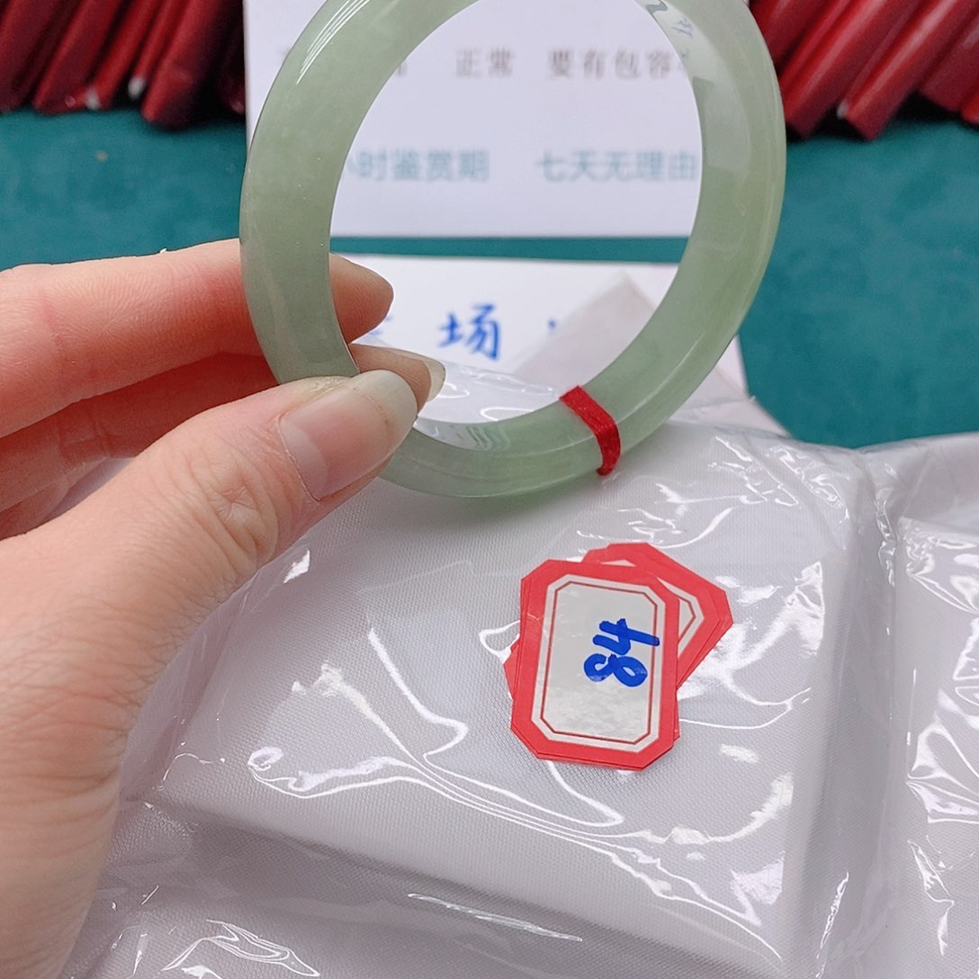 翡翠手镯未镶嵌时***~8444444444