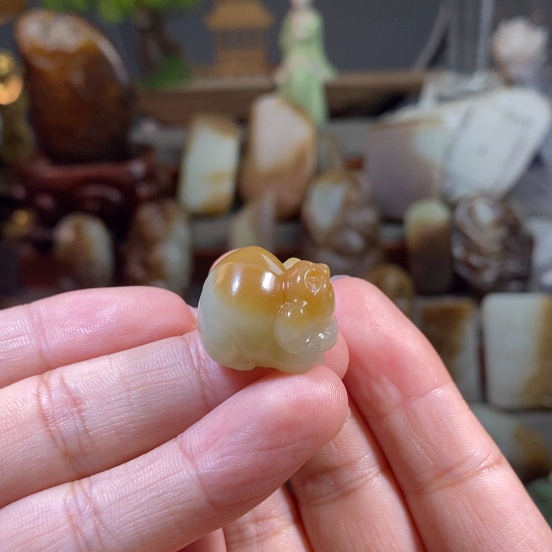 和田玉（糖玉）未镶嵌颈饰哼哼来财
