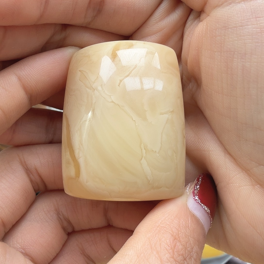 琥珀裸石未镶嵌……