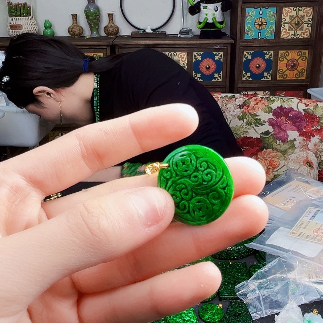 颈饰18K金镶嵌翡翠多样性