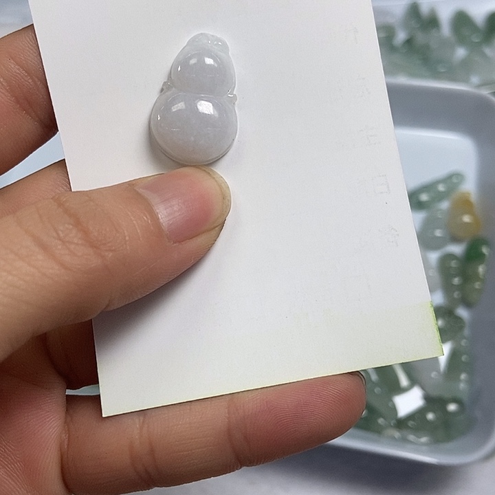 翡翠未镶嵌颈饰葫芦