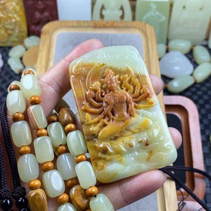 昆仑料俏色生肖鼠