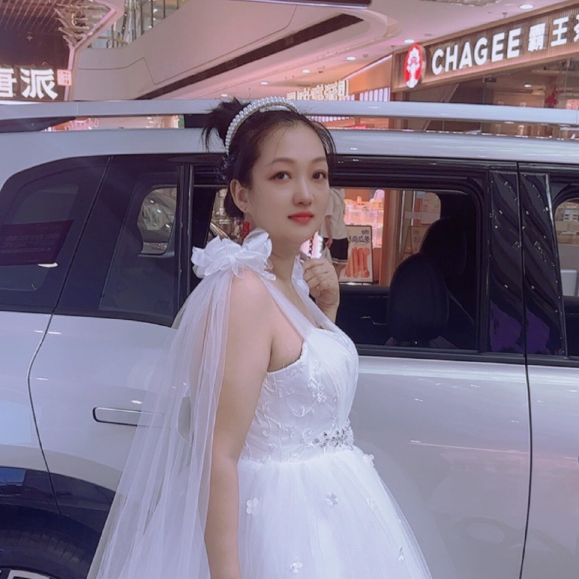 白沙礼服刺绣连衣裙