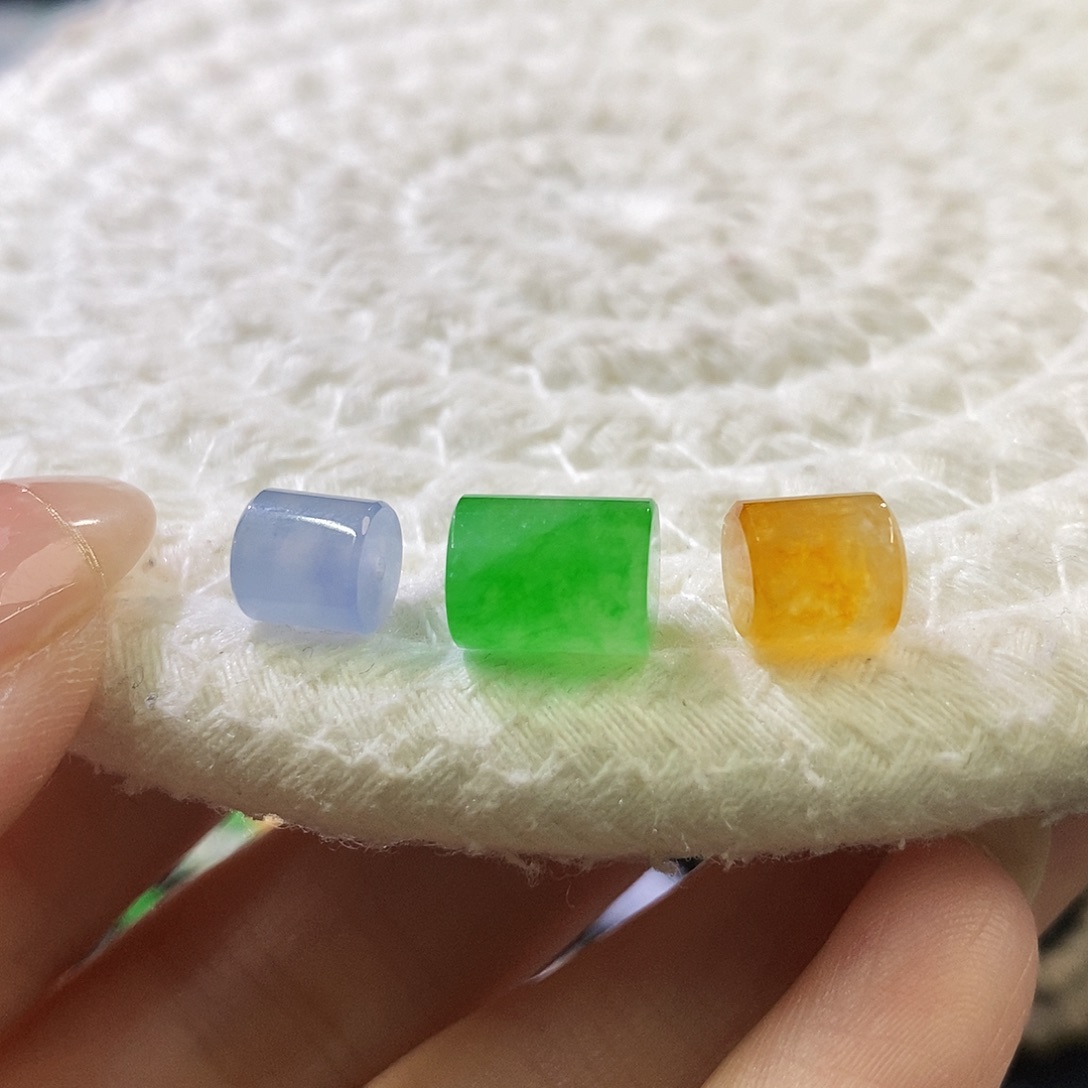 翡翠未镶嵌挂件一组，每颗可以单出