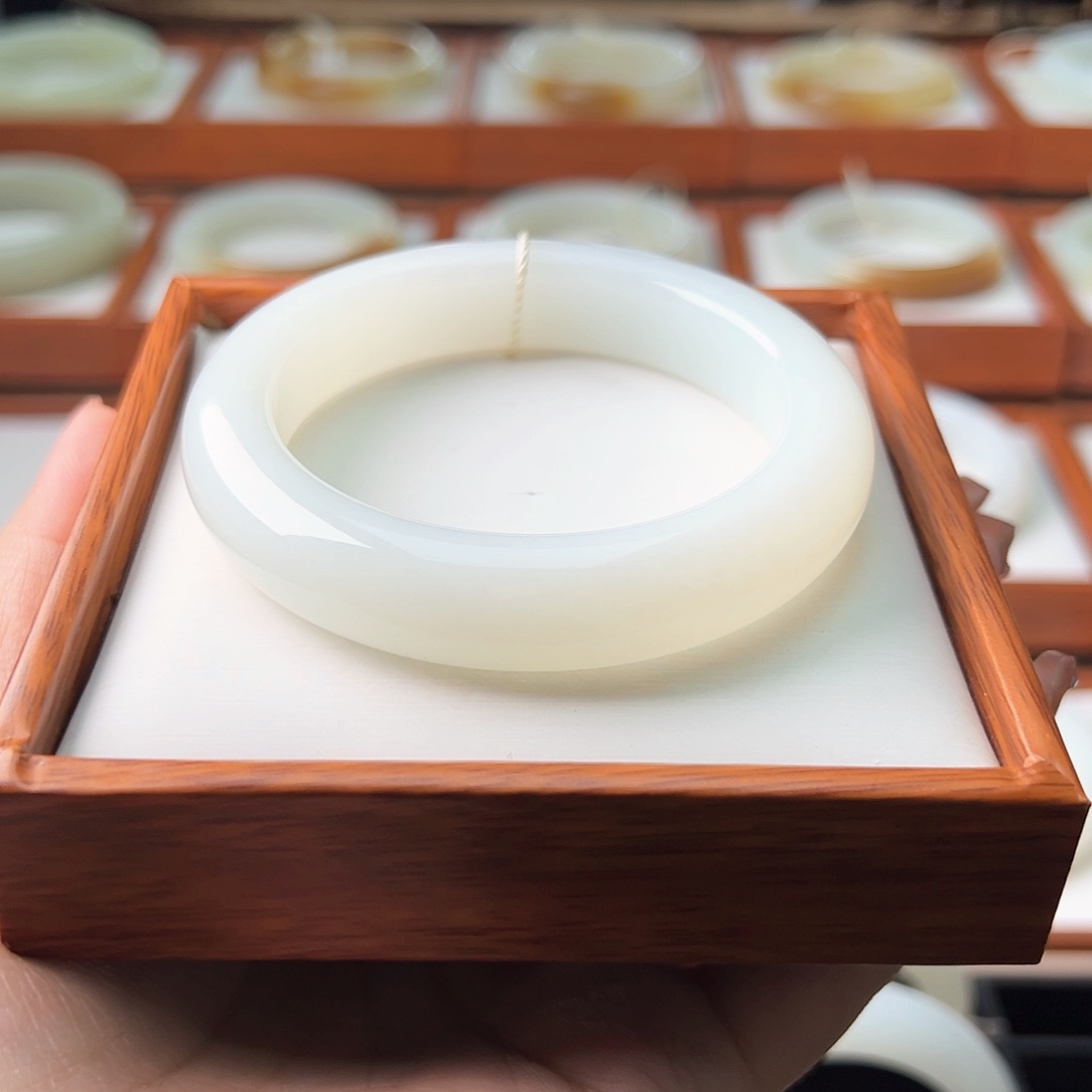 和田玉手镯未镶嵌小*点57