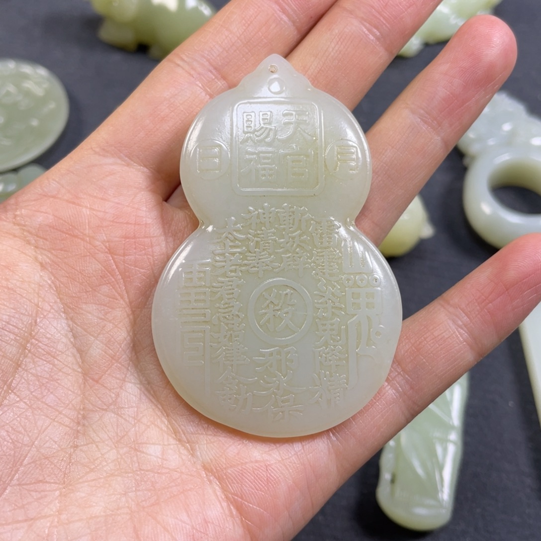 雷***蒙和田玉未镶嵌颈饰