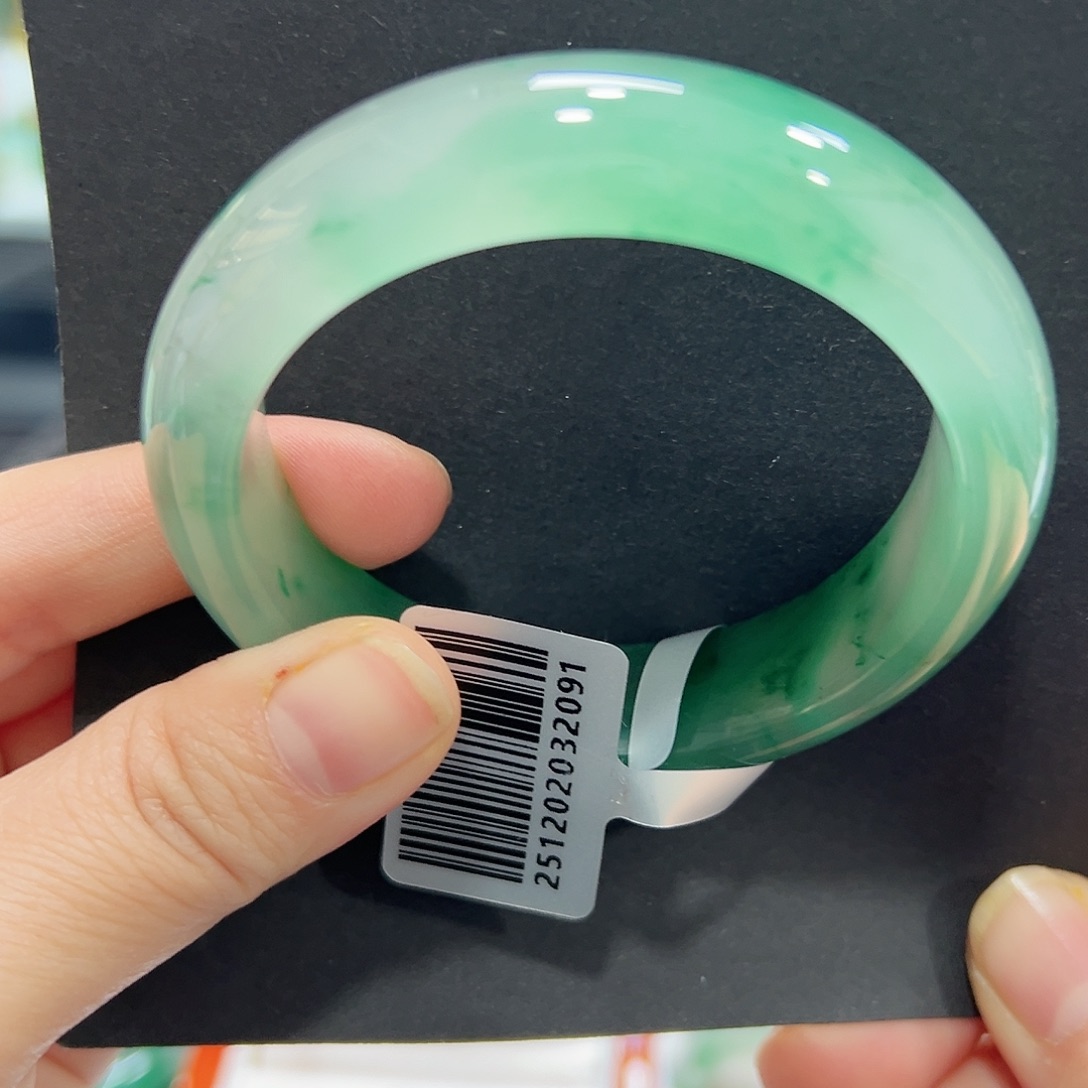 也***感石英质玉（非洲翠）未镶嵌手镯