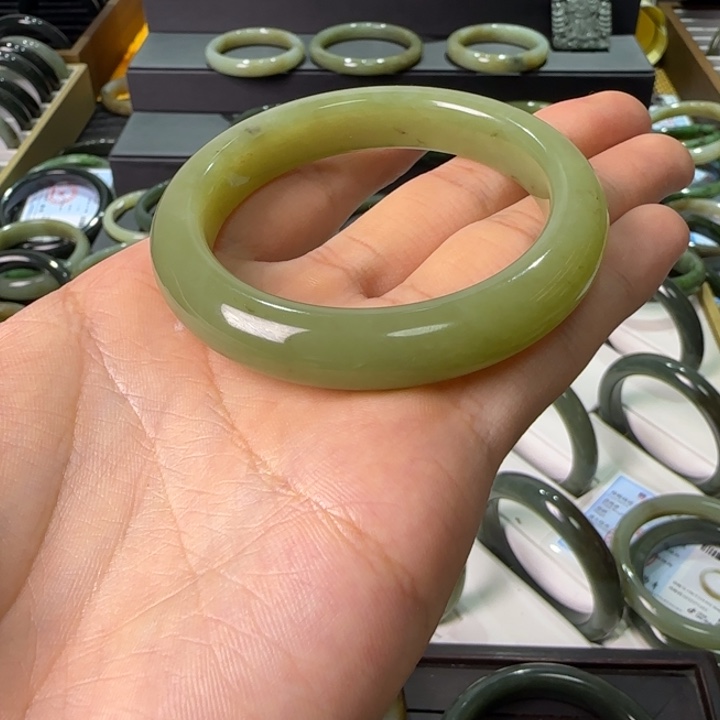 子***菱和田玉未镶嵌手镯