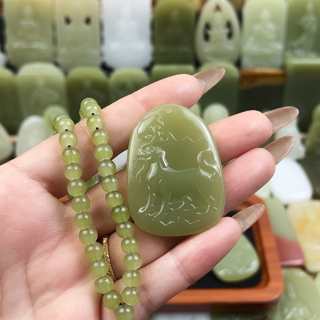 白***水菠菜绿生肖狗吊坠