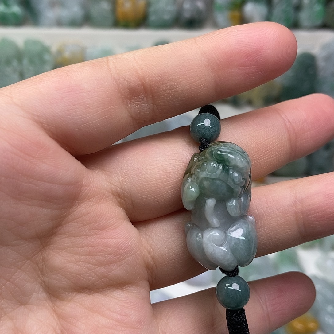 翡翠未镶嵌吊坠(赠链)