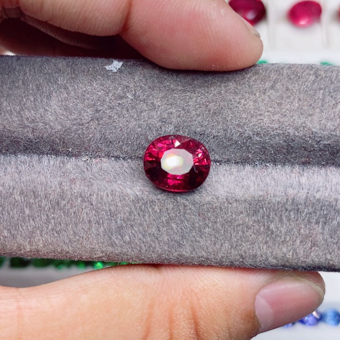 石榴石（紫牙乌）裸石未镶嵌镁铝石榴石5克拉