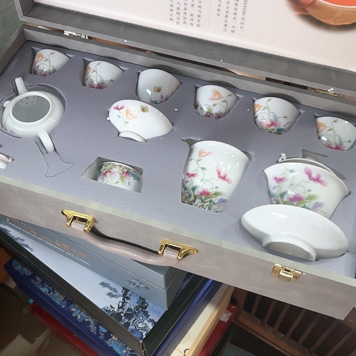 孤品茶具套装等。         