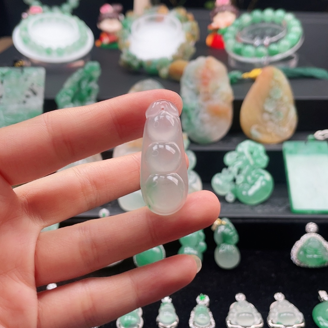 何***为石英质玉未镶嵌吊坠(不含链)