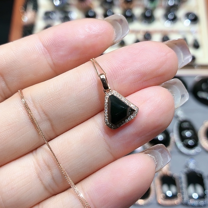 翡翠18K金镶嵌颈饰