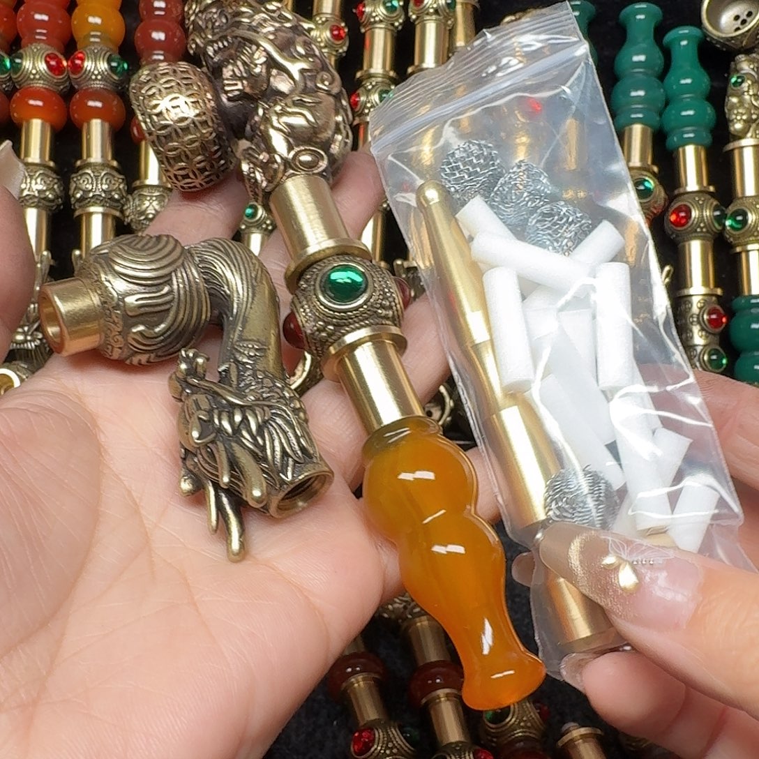 黄铜烟锅加香烟过