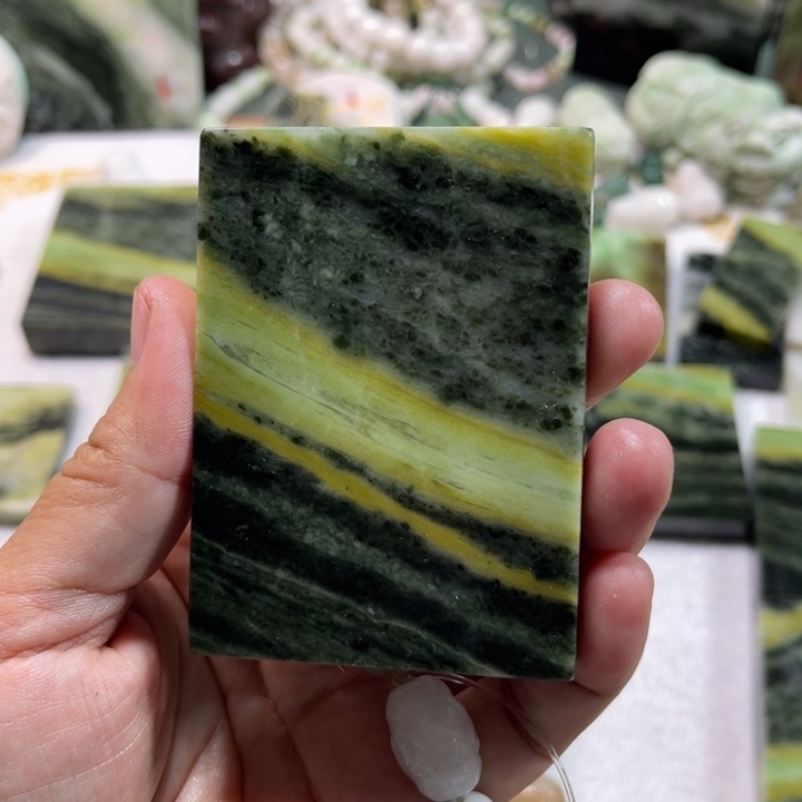 独山玉未镶嵌颈饰