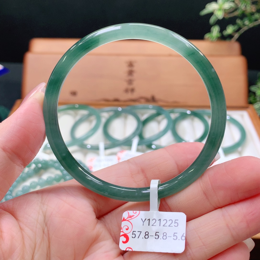 翡翠手镯未镶嵌天然