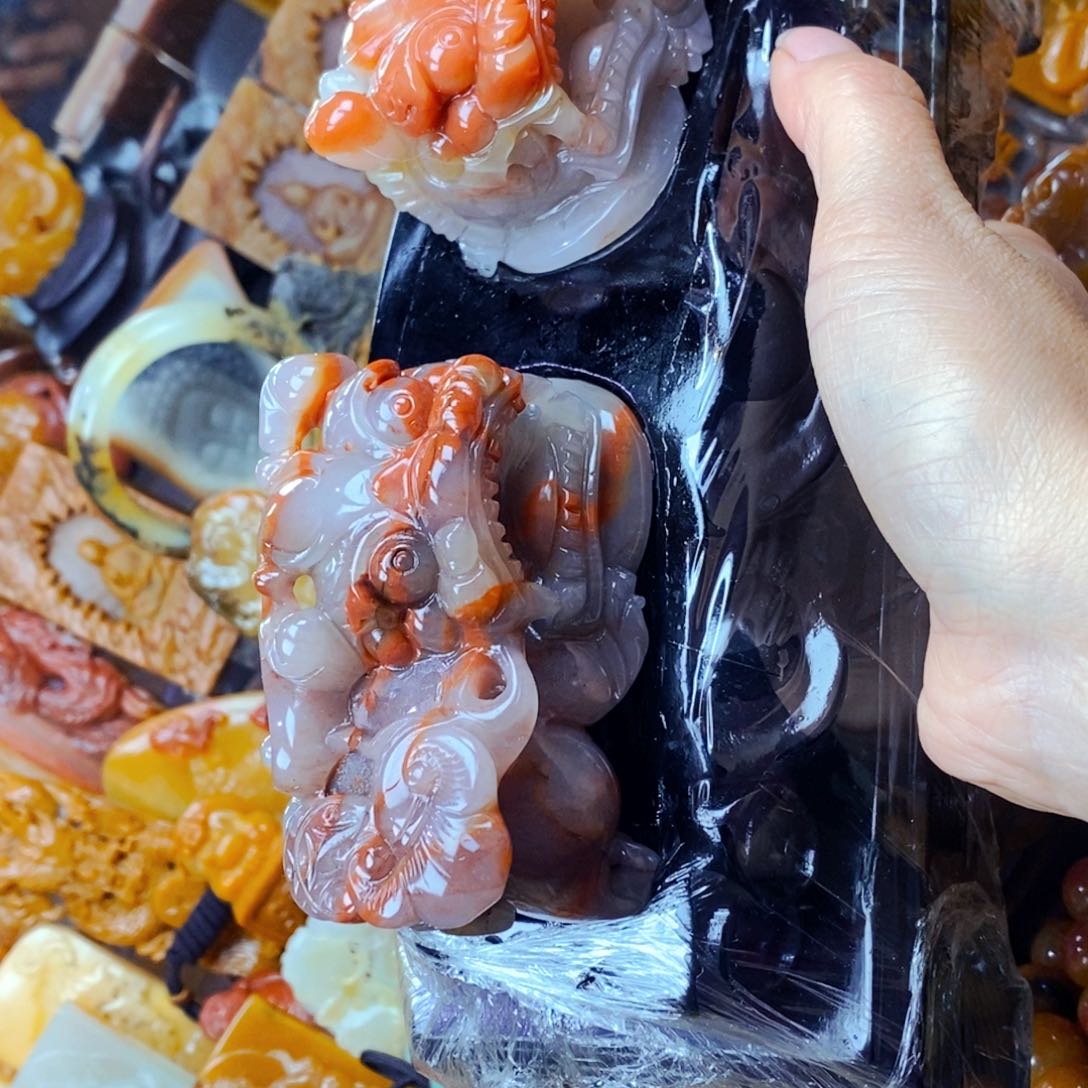 未镶嵌石英质玉（黄龙玉）颈饰