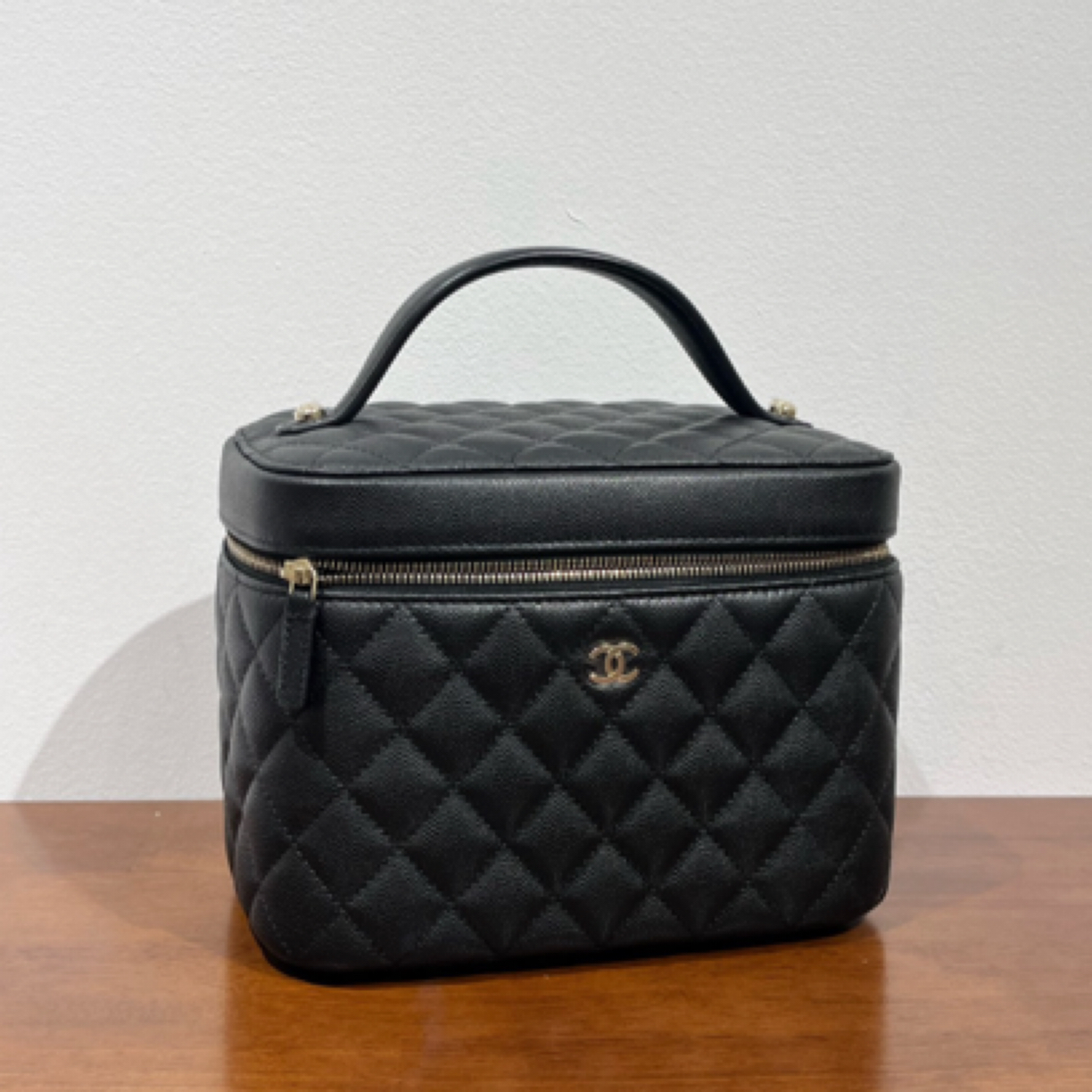 99新 Chanel/香奈儿 23C 黑金荔枝纹牛皮化妆包