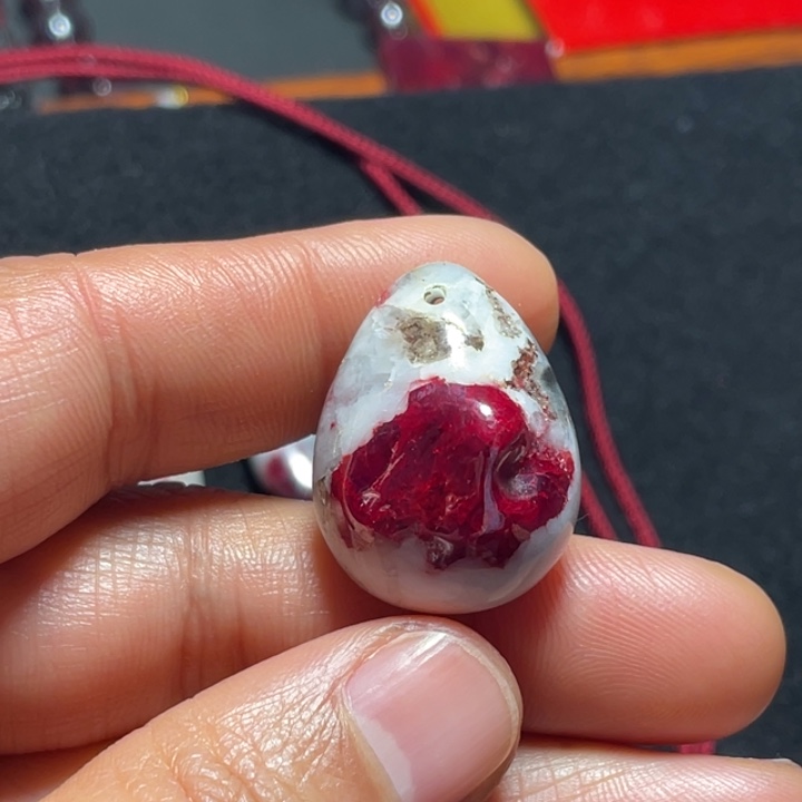 天然辰砂原石吊坠