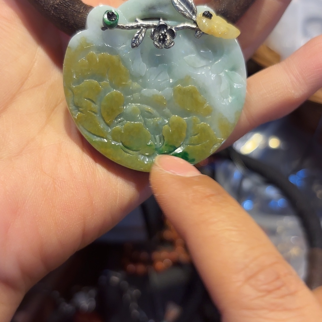 翡翠未镶嵌颈饰你