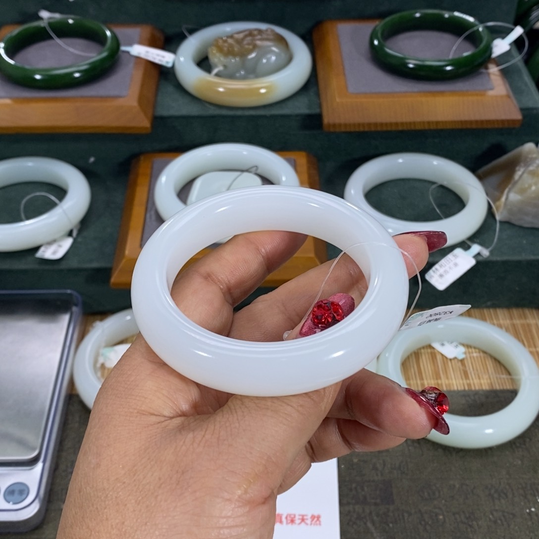 和田玉手镯未镶嵌