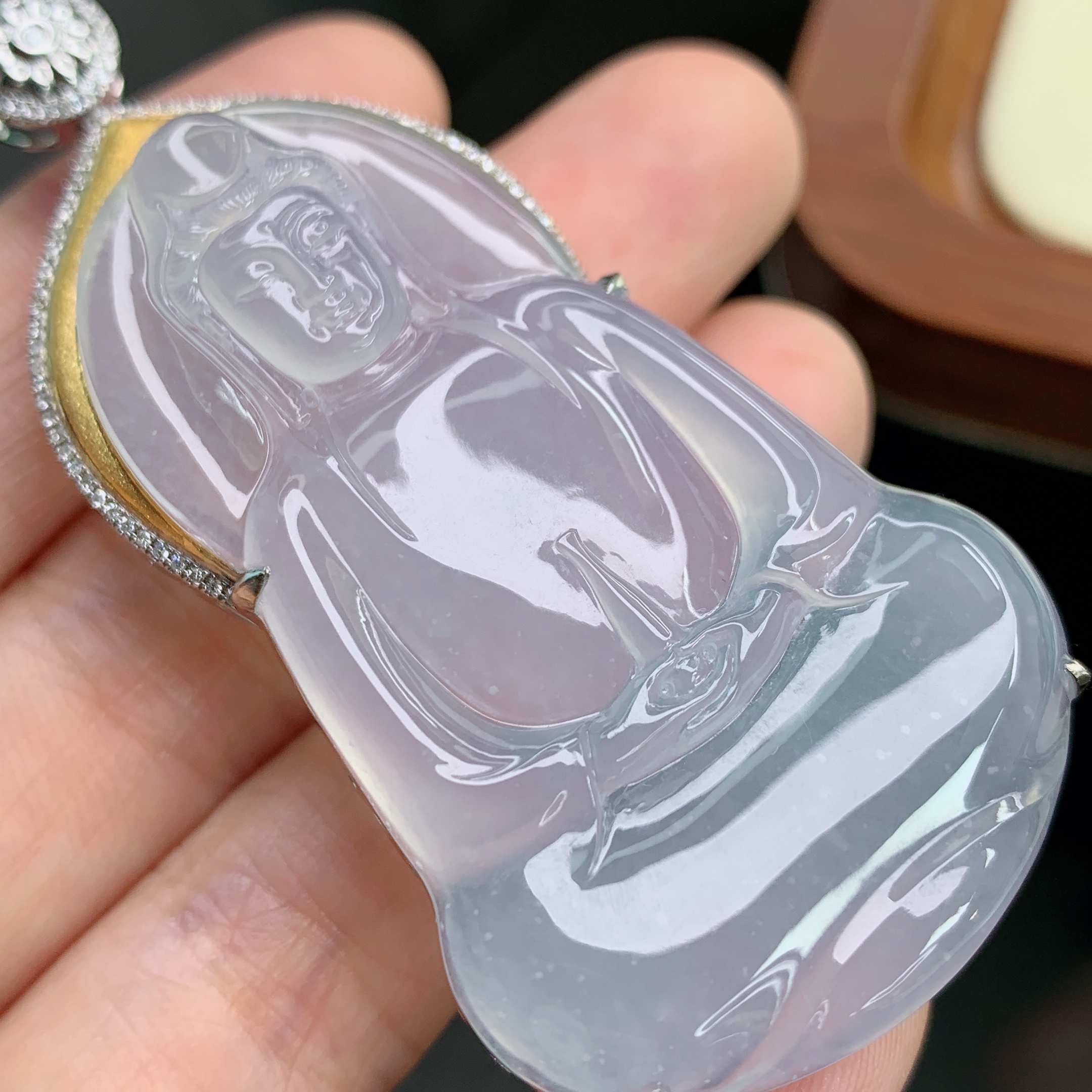 天然缅甸A货翡翠冰种起胶素衣观音镶嵌18k金吊坠冰透雕刻玉观音
