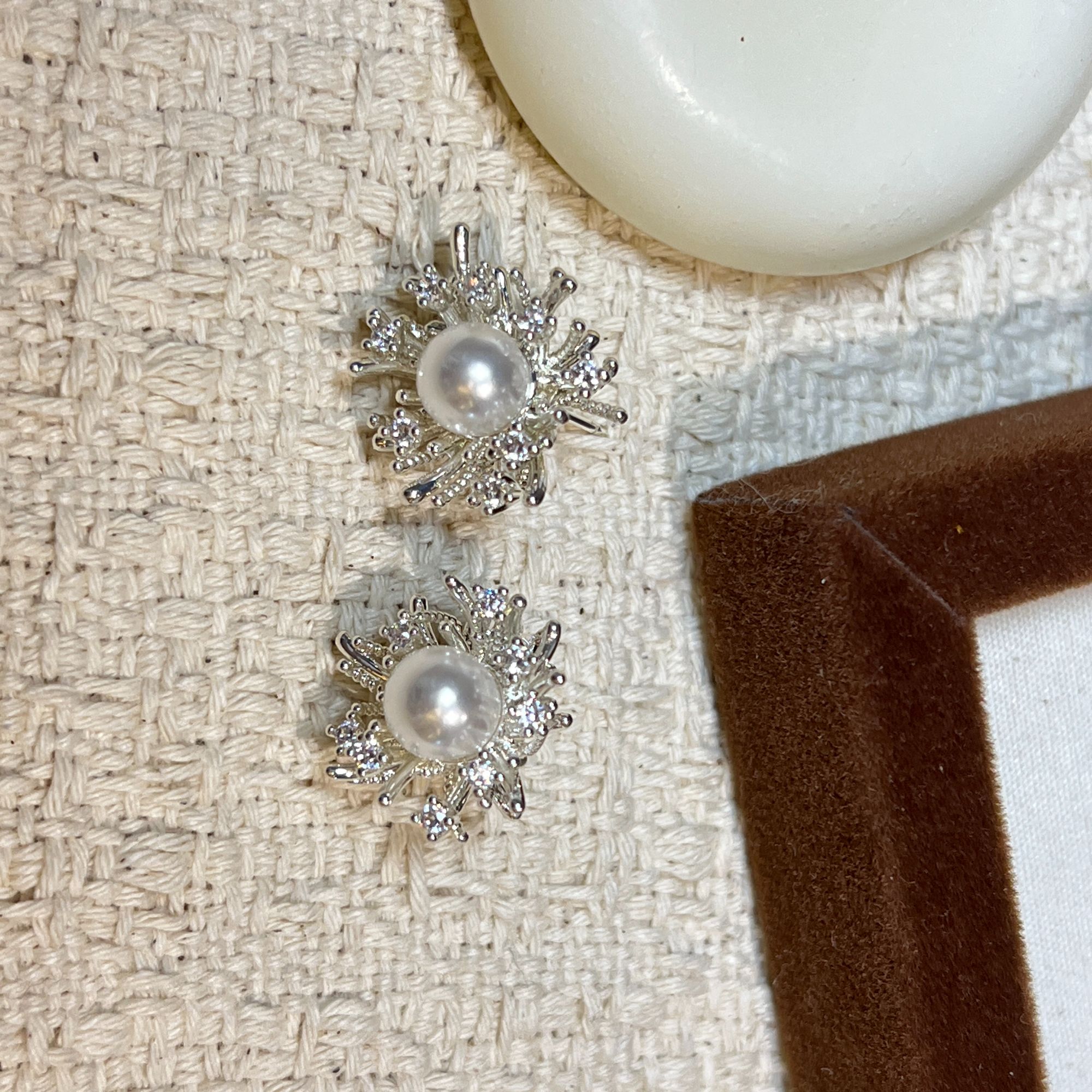 铜合金仿珍珠耳饰 施家珍珠耳钉耳饰素款精致法式雪花秋冬轻奢