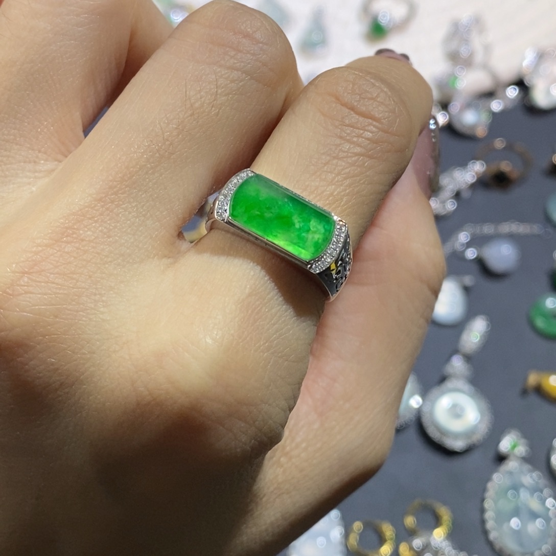 翡翠18K金镶嵌戒指