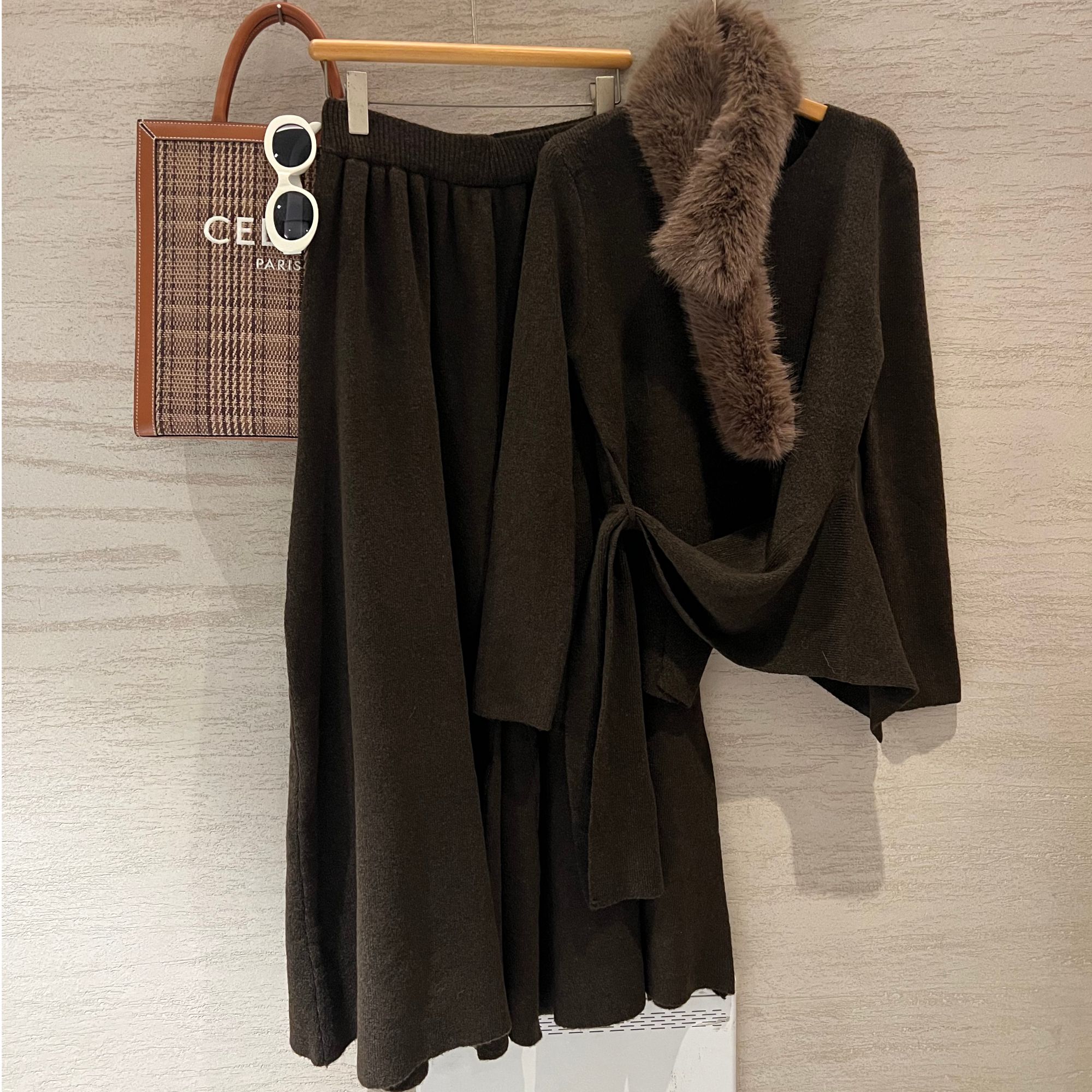 “岁岁无忧”韩系欧尼高级感不规则针织上衣+松紧阔腿裤+毛毛围脖