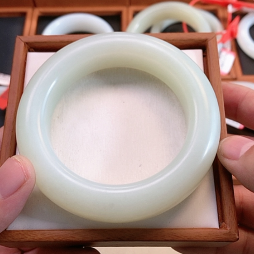【闪购商品】未镶嵌手镯和田玉糖**姥