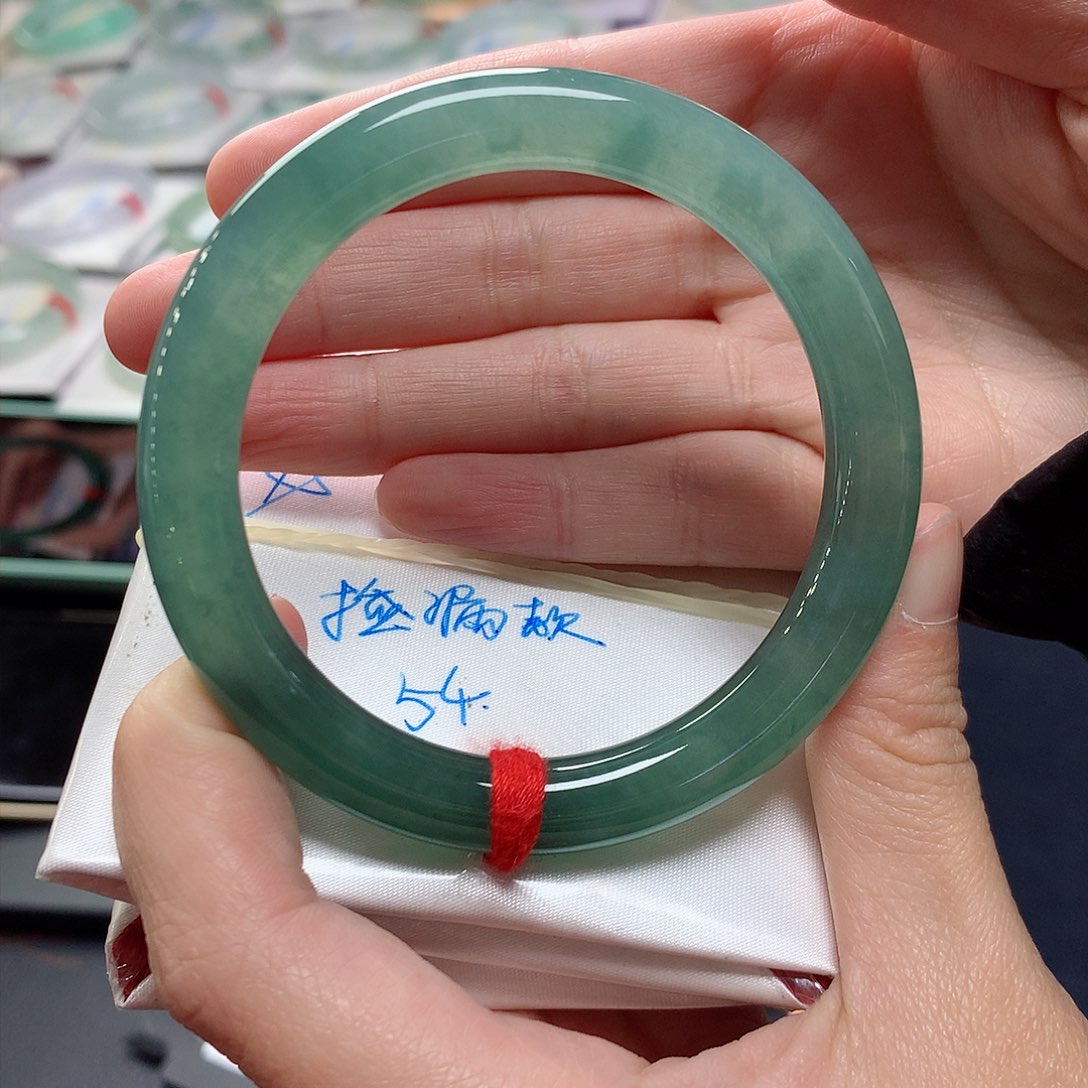 翡翠手镯未镶嵌汤*