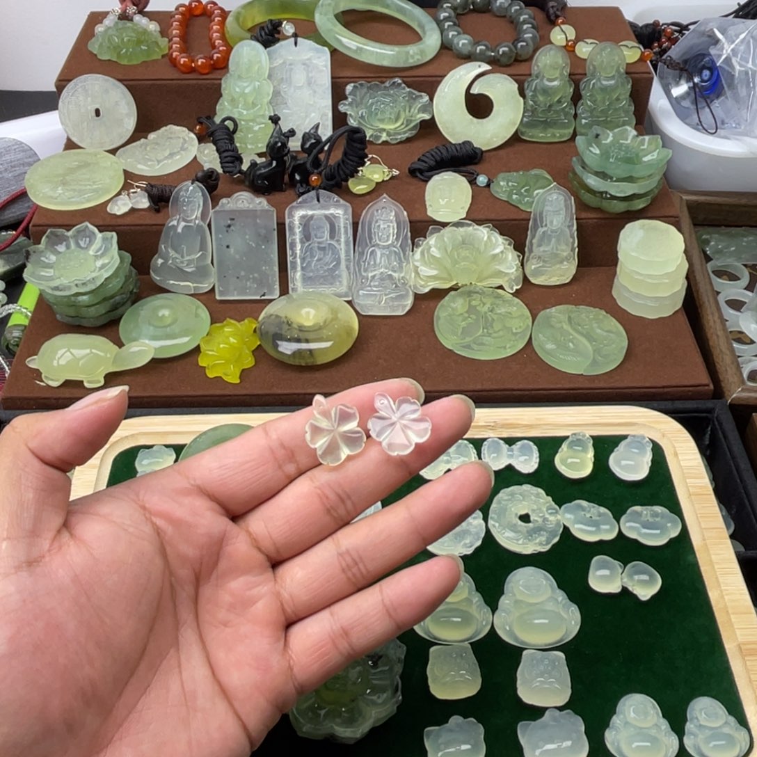 佳***吖未镶嵌蛇纹石玉颈饰