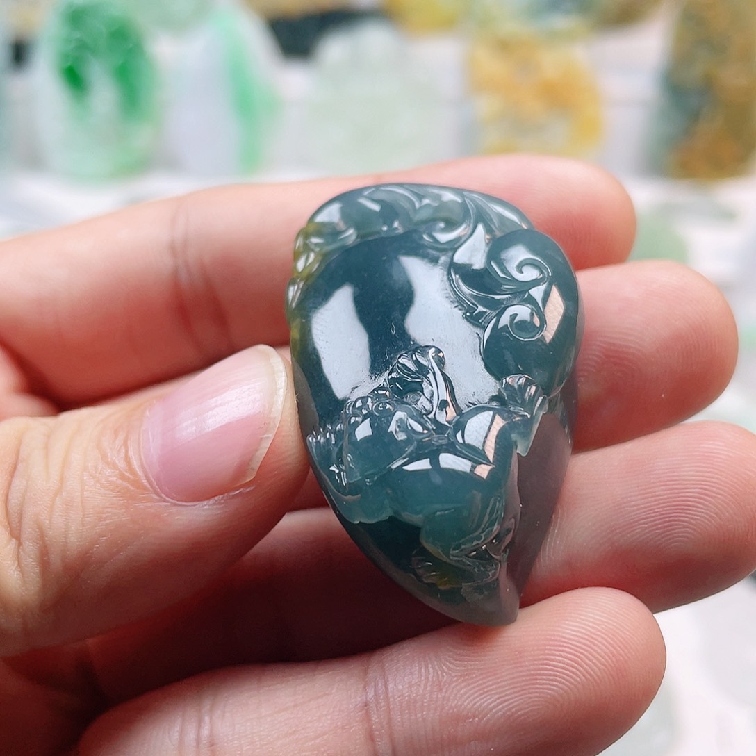 翡翠颈饰未镶嵌灵猴献寿