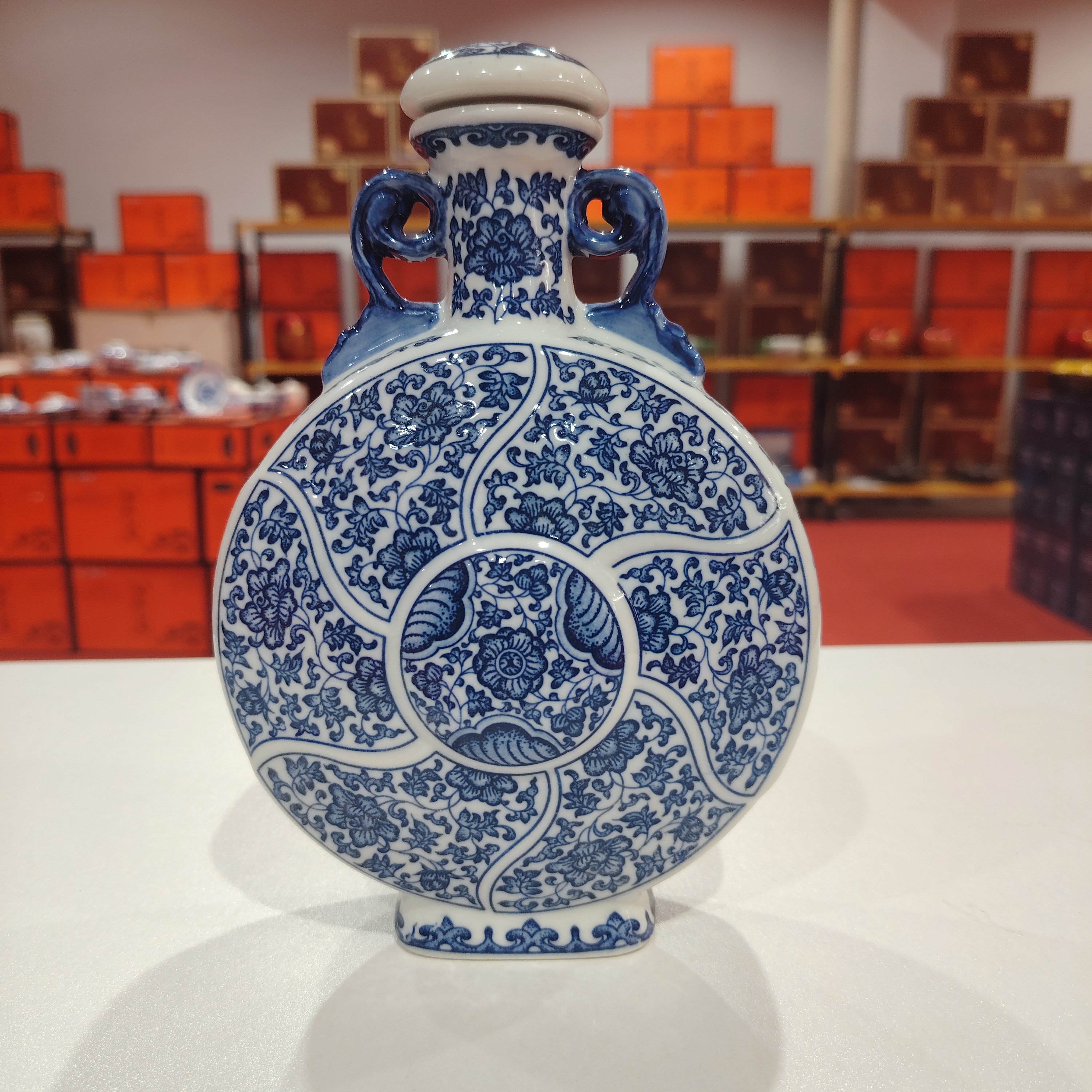 青花缠枝莲抱月瓶