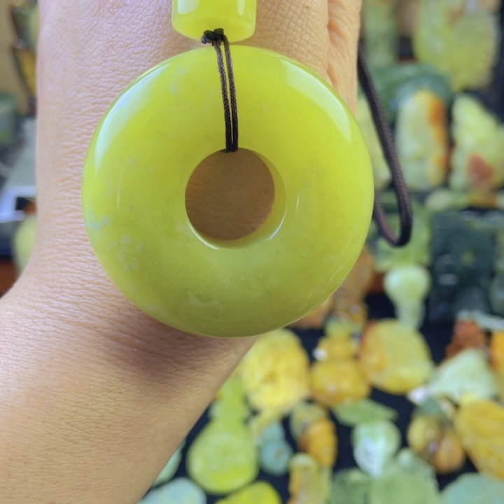 蛇纹石玉颈饰合金