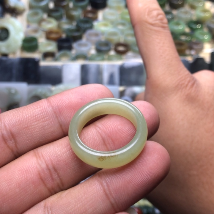 二***的和田玉未镶嵌颈饰