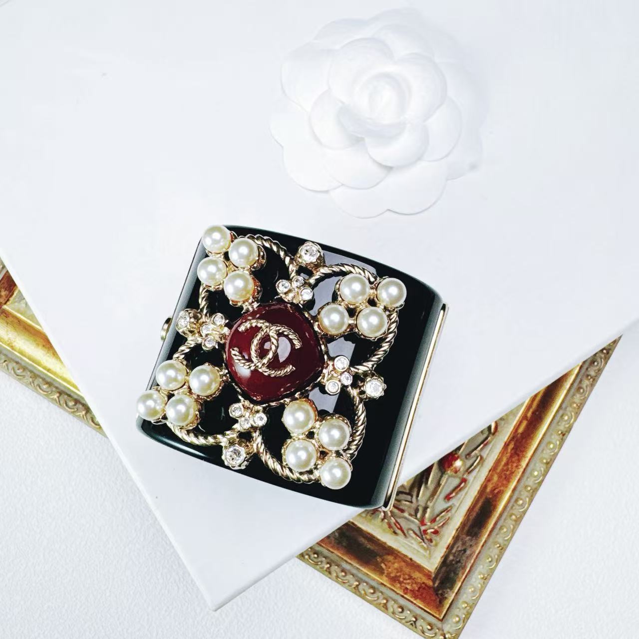 95新 Chanel/香奈儿 柚礼/香奈儿红珐琅双C珍珠宽版手镯lj512017