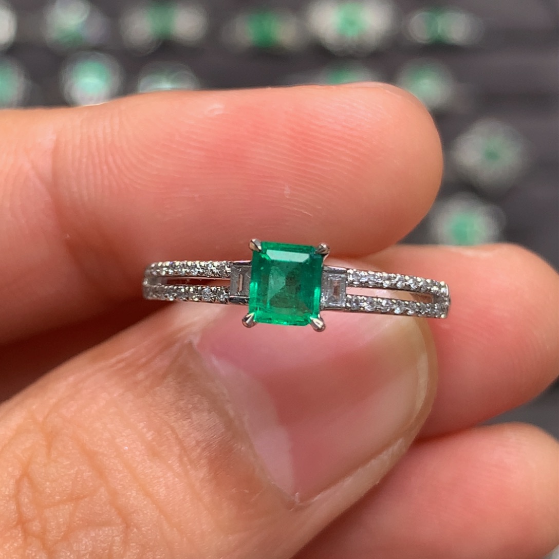 祖母绿戒指18K金镶嵌