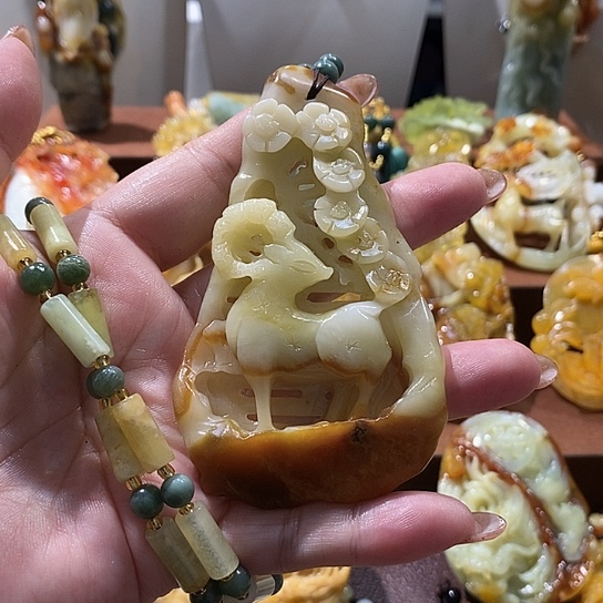 蛇纹石玉未镶嵌颈饰