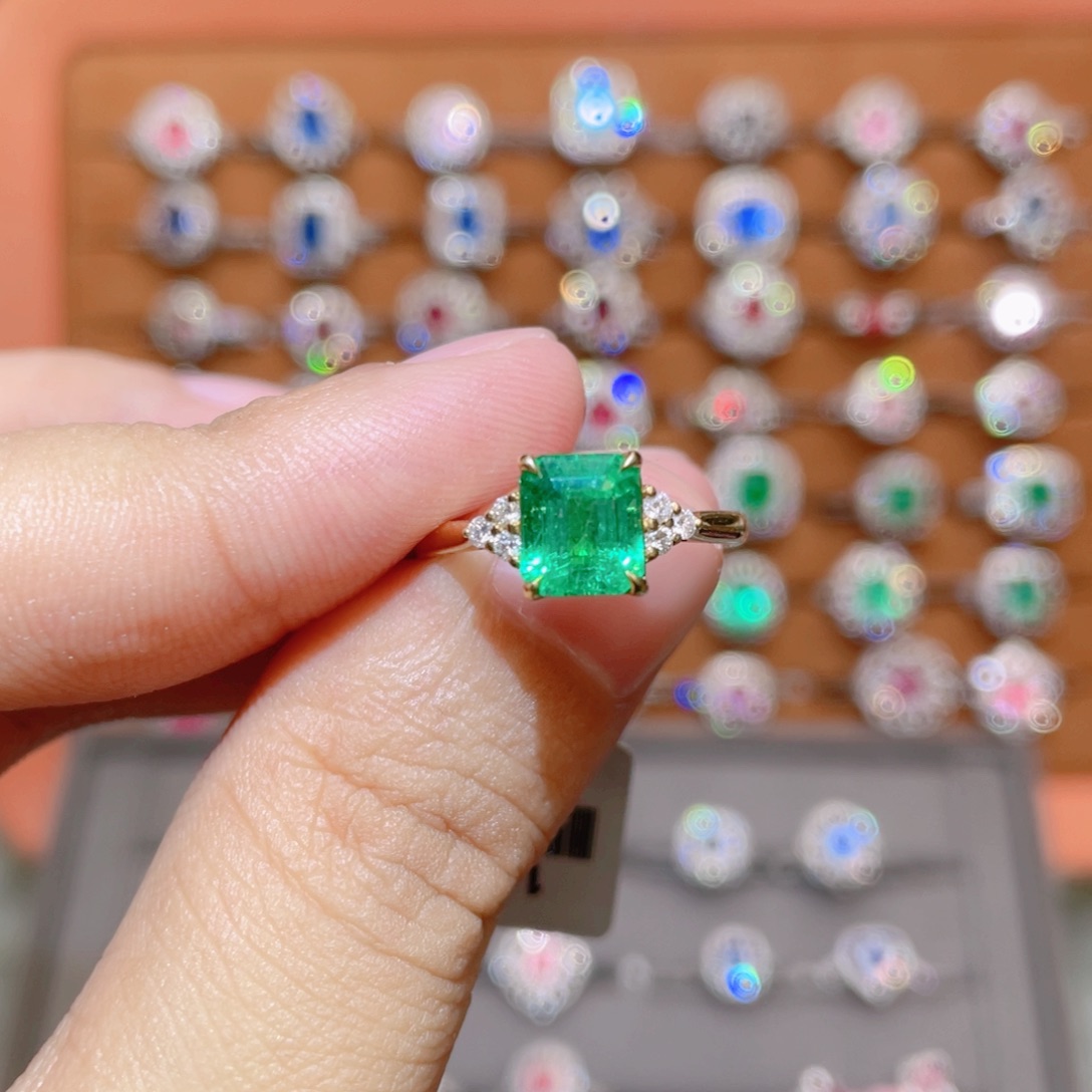 18K金镶嵌祖母绿戒指1.8ct 