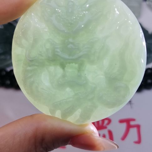 翡翠颈饰未镶嵌天然的A货翡翠