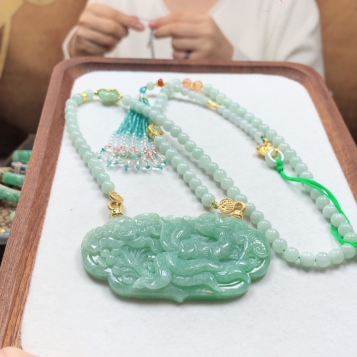 翡翠颈饰未镶嵌吊坠