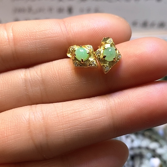 翡翠未镶嵌颈饰耳钉。蛋面细纹