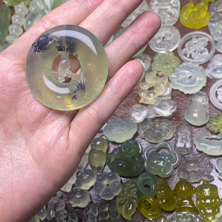 蛇纹石玉未镶嵌颈饰