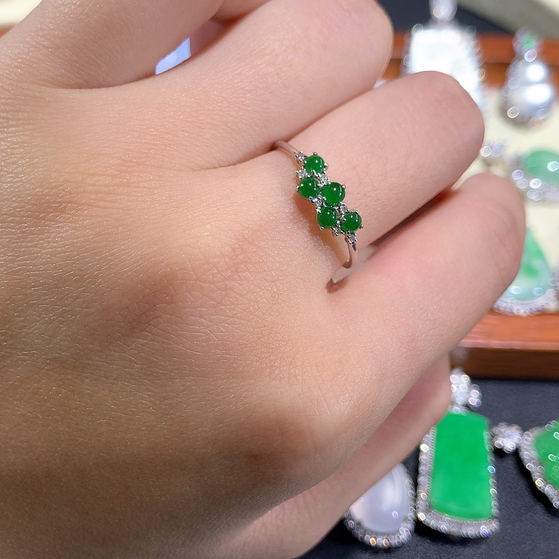 翡翠18K金镶嵌颈饰辣绿蛋面