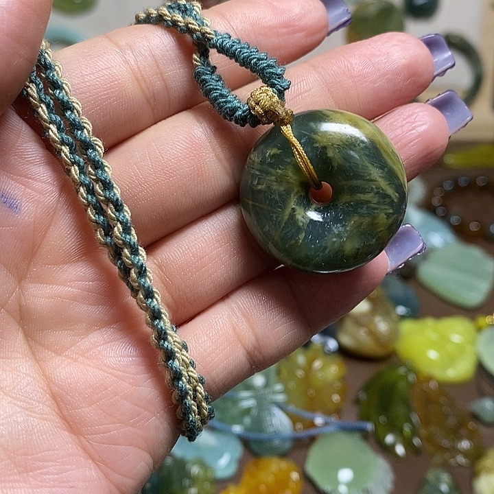 蛇纹石玉吊坠未镶嵌