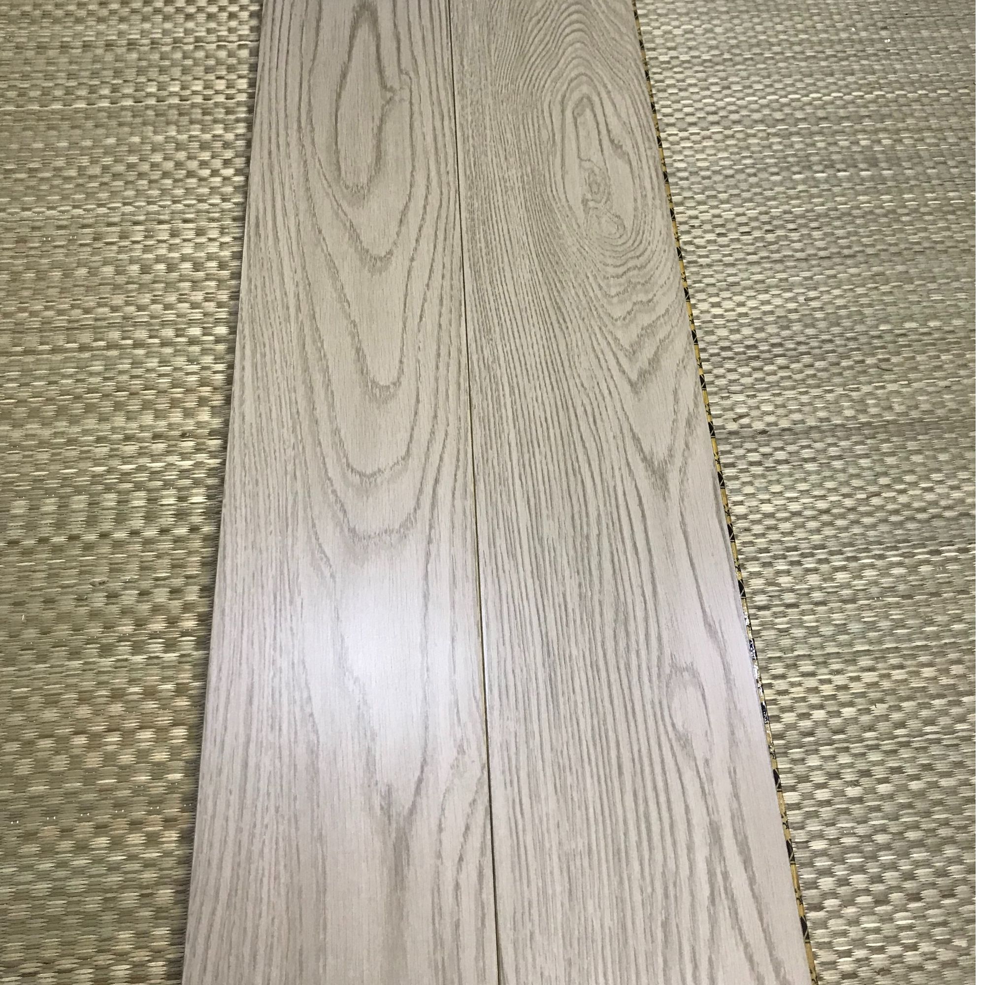 硬木纯实木地板/印花橡木纹美观性价比高/背面覆防潮膜