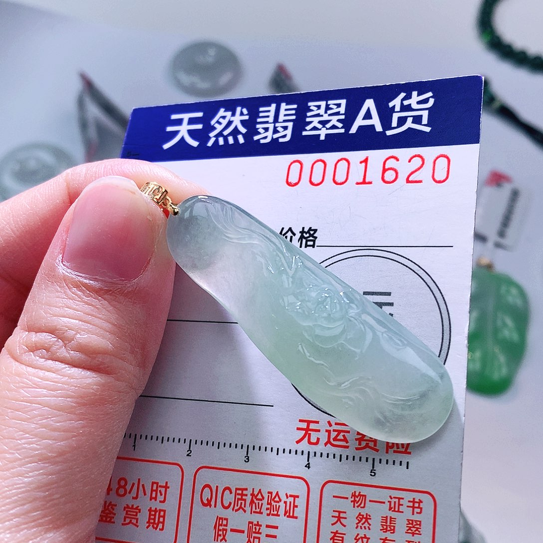 翡翠颈饰18K金镶嵌吊坠