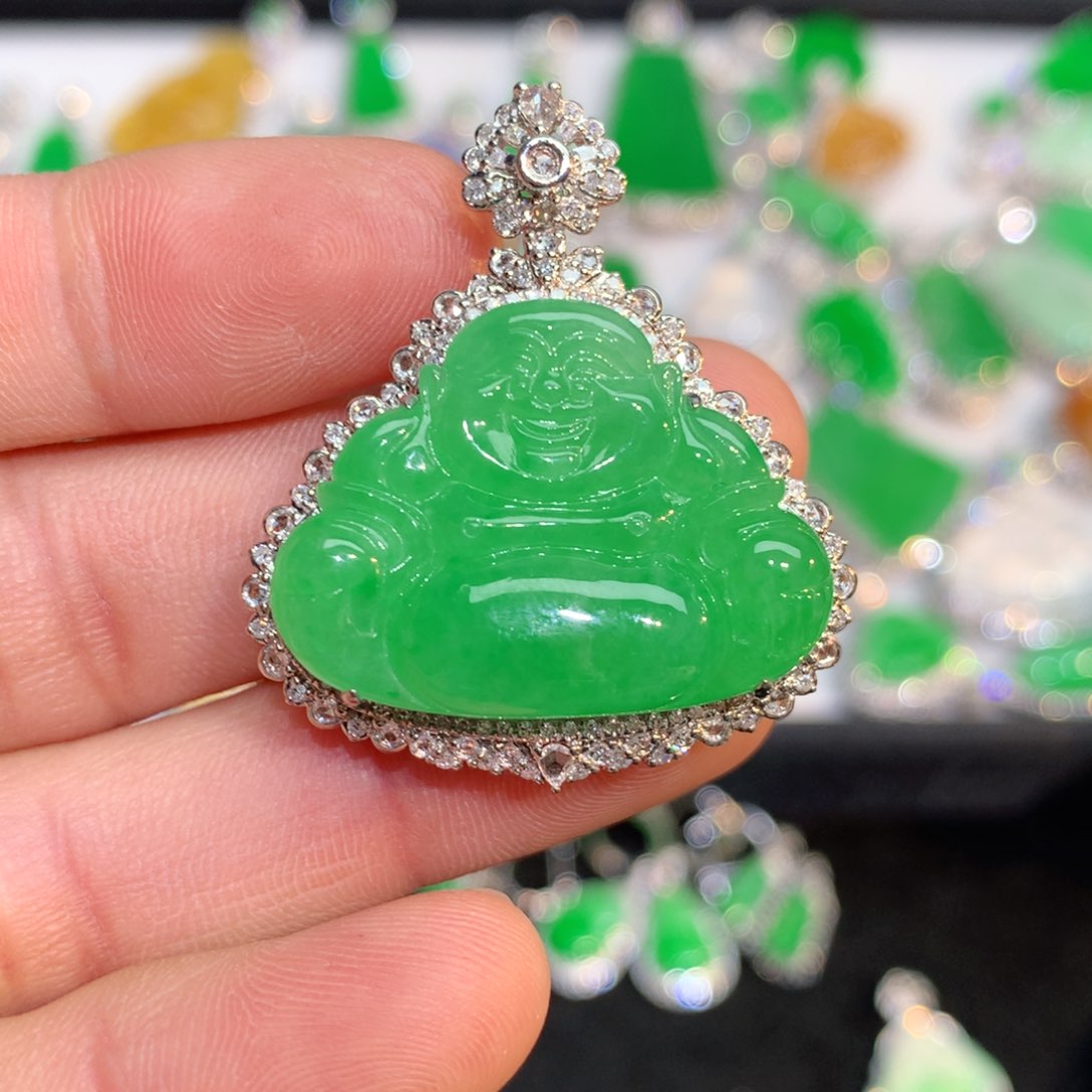 翡翠颈饰18K金镶嵌心**?缅甸翡翠